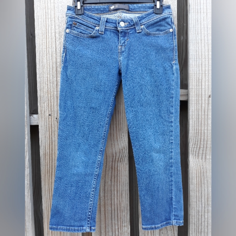 Levi's skinny ankle length jean. Medium blue washed with 5 pockets. Size 25.